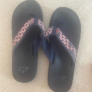 Vineyard Vines Size 8 navy flops with pink whales
